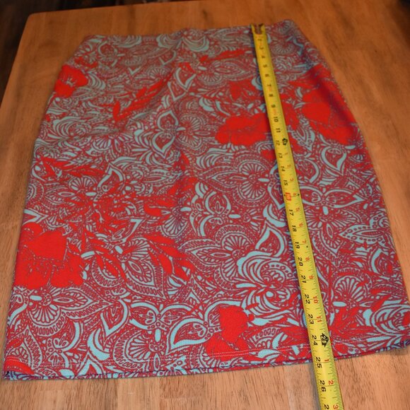 Size Large Cassie Pencil Skirt $10 Stretch material - Picture 1 of 9